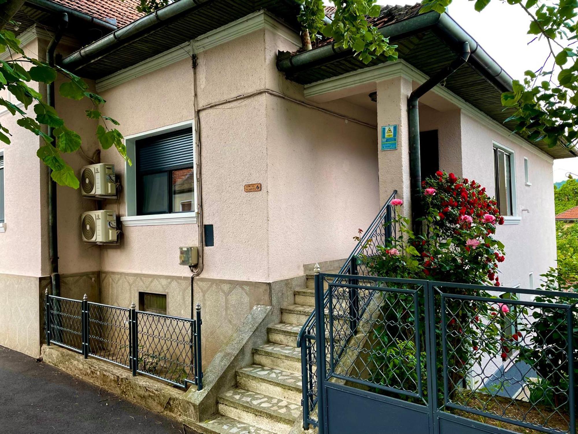 Holiday Home Esku โอร์โชวา ภายนอก รูปภาพ